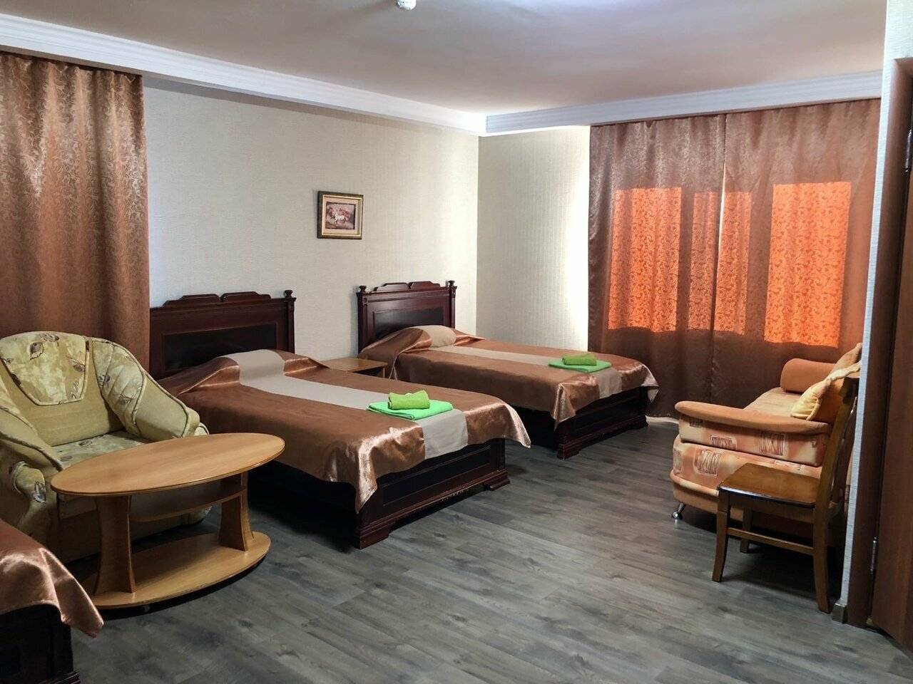 Трехместный номер с собственной ванной комнатой